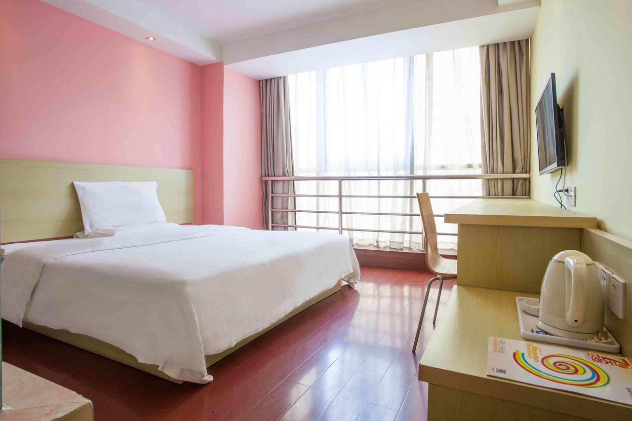 7 Days Inn Yangjiang Xinyue International Studio Quarto foto