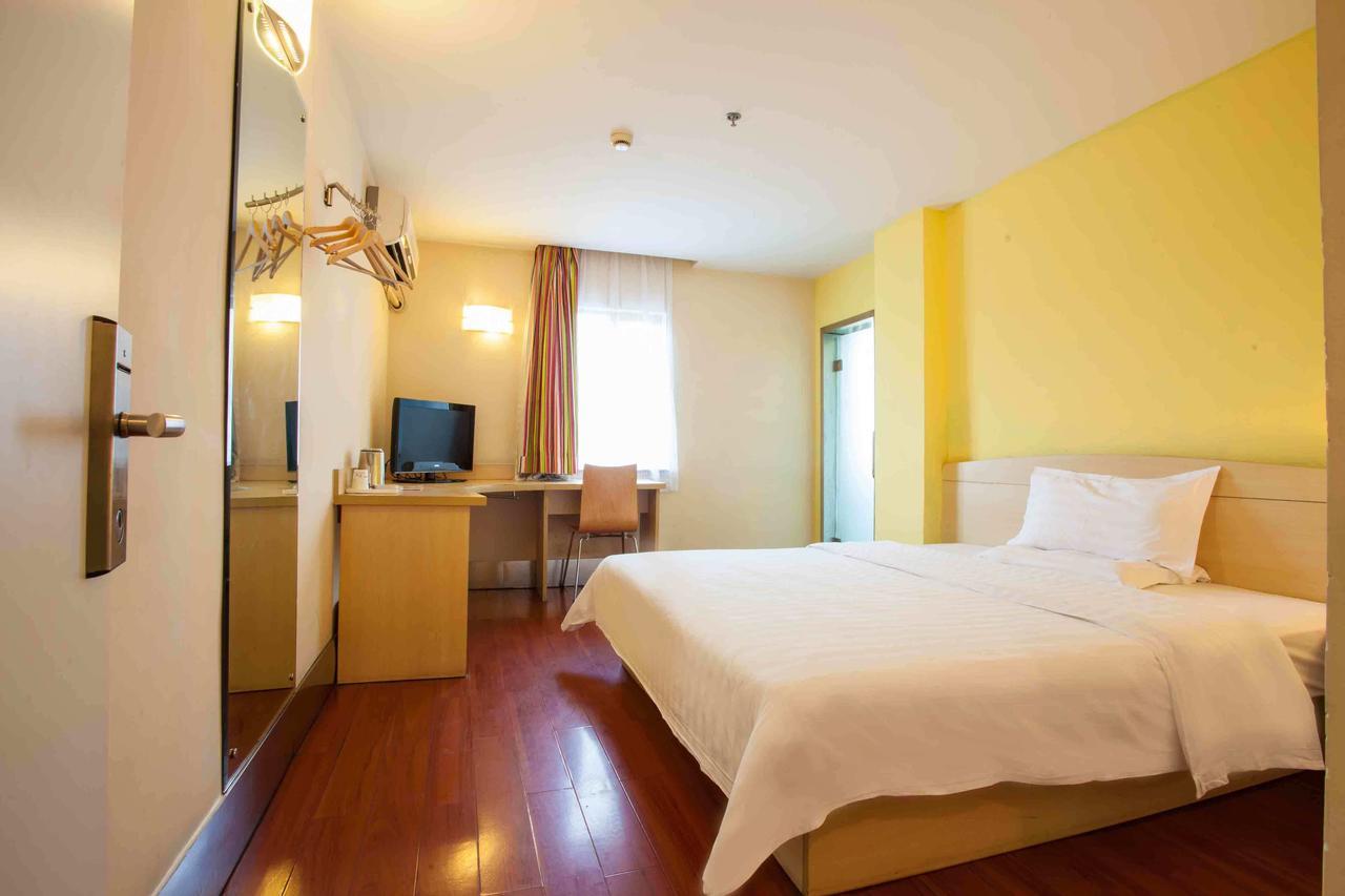 7 Days Inn Yangjiang Xinyue International Studio Quarto foto