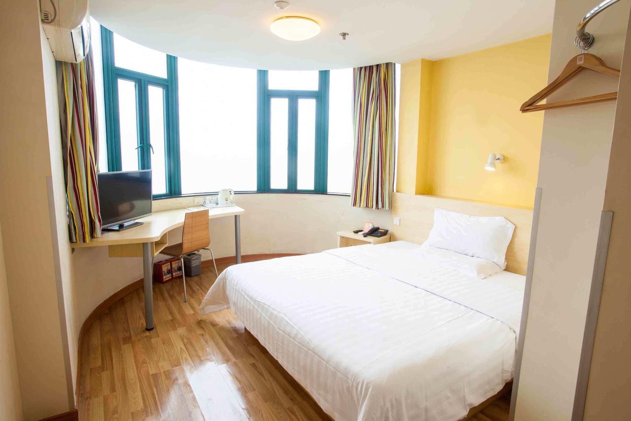 7 Days Inn Yangjiang Xinyue International Studio Quarto foto